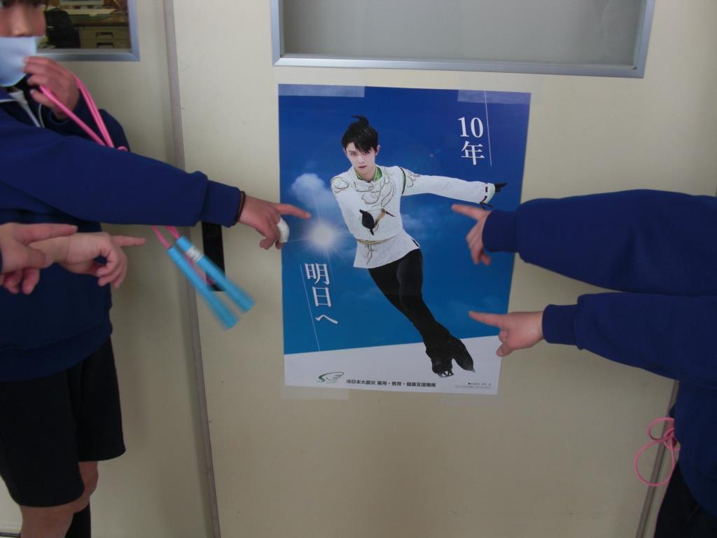 震災機構　福島県伊達市立柱沢小学校様に羽生結弦選手の復興支援ポスターが掲示されました！