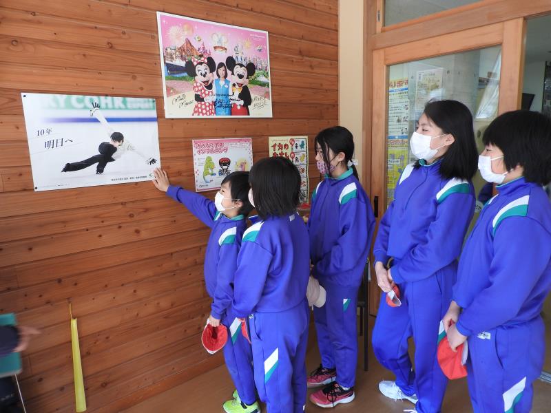 震災機構　羽生結弦選手ポスターが岩手県　宮古市立重茂小学校に掲示されました！