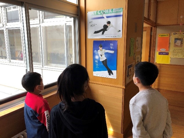 震災機構　羽生結弦選手ポスターが岩手県滝沢市立滝沢東小学校に掲示されました！