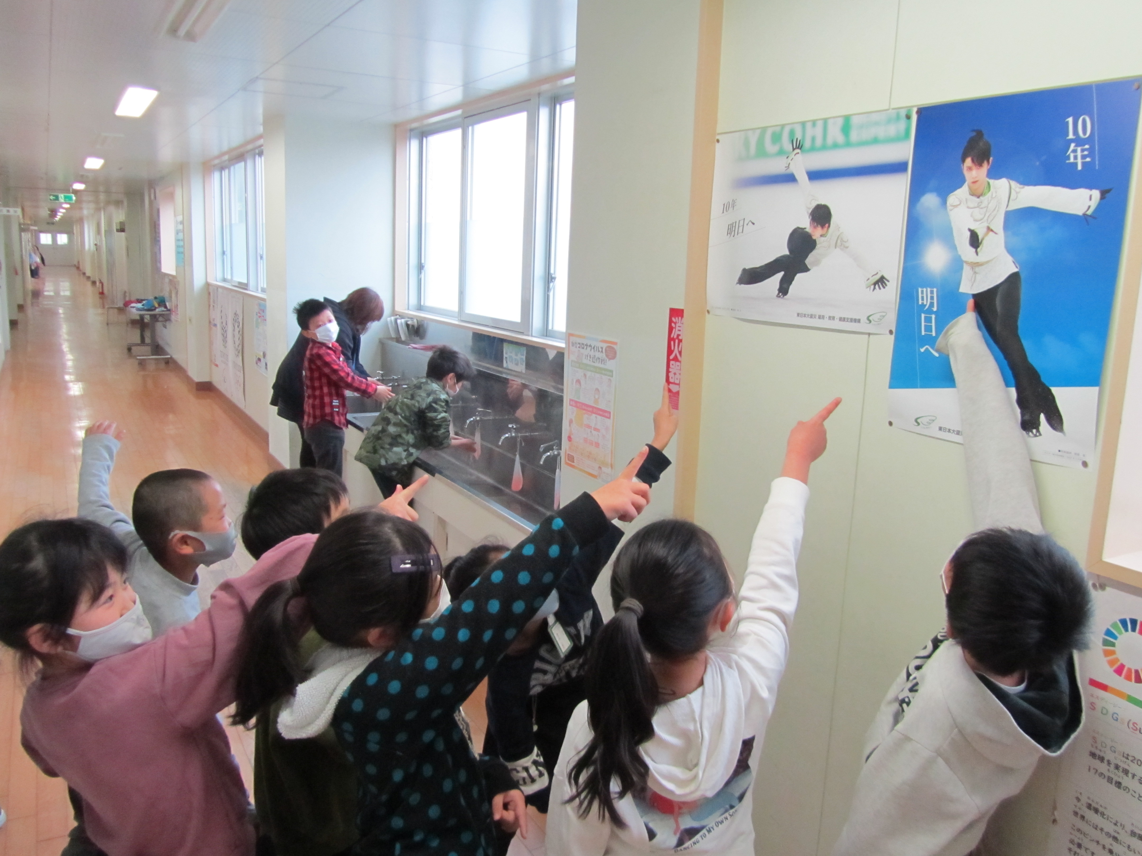 震災機構　羽生結弦選手の復興支援ポスターが宮城県東松島市立矢本東小学校に掲示されました！