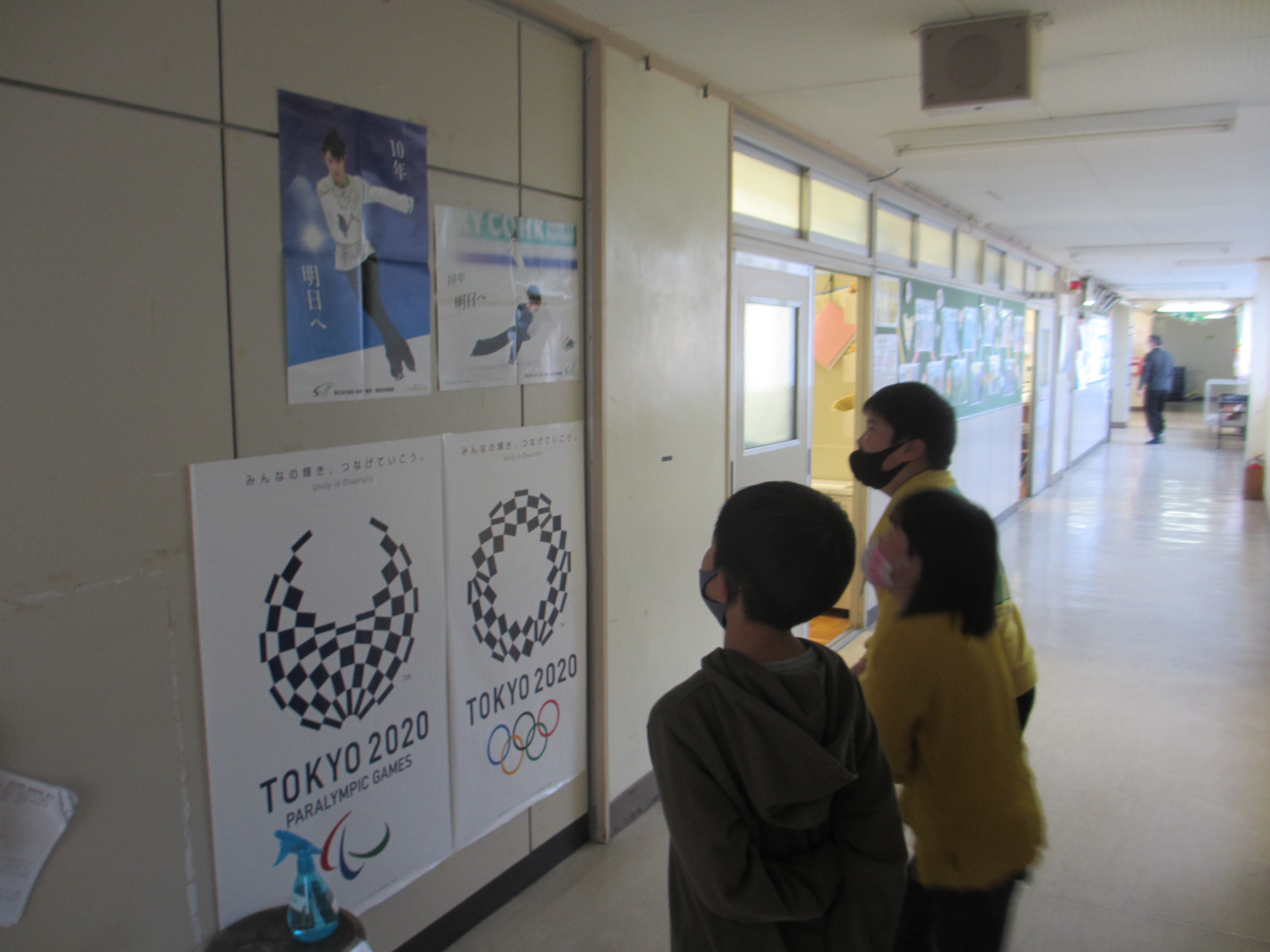 震災機構　宮城県東松島市立赤井小学校様に羽生結弦選手の復興支援ポスターが掲示されました！