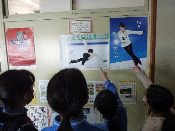 震災機構　羽生結弦選手ポスターが岩手県滝沢市立篠木小学校様に掲示されました！