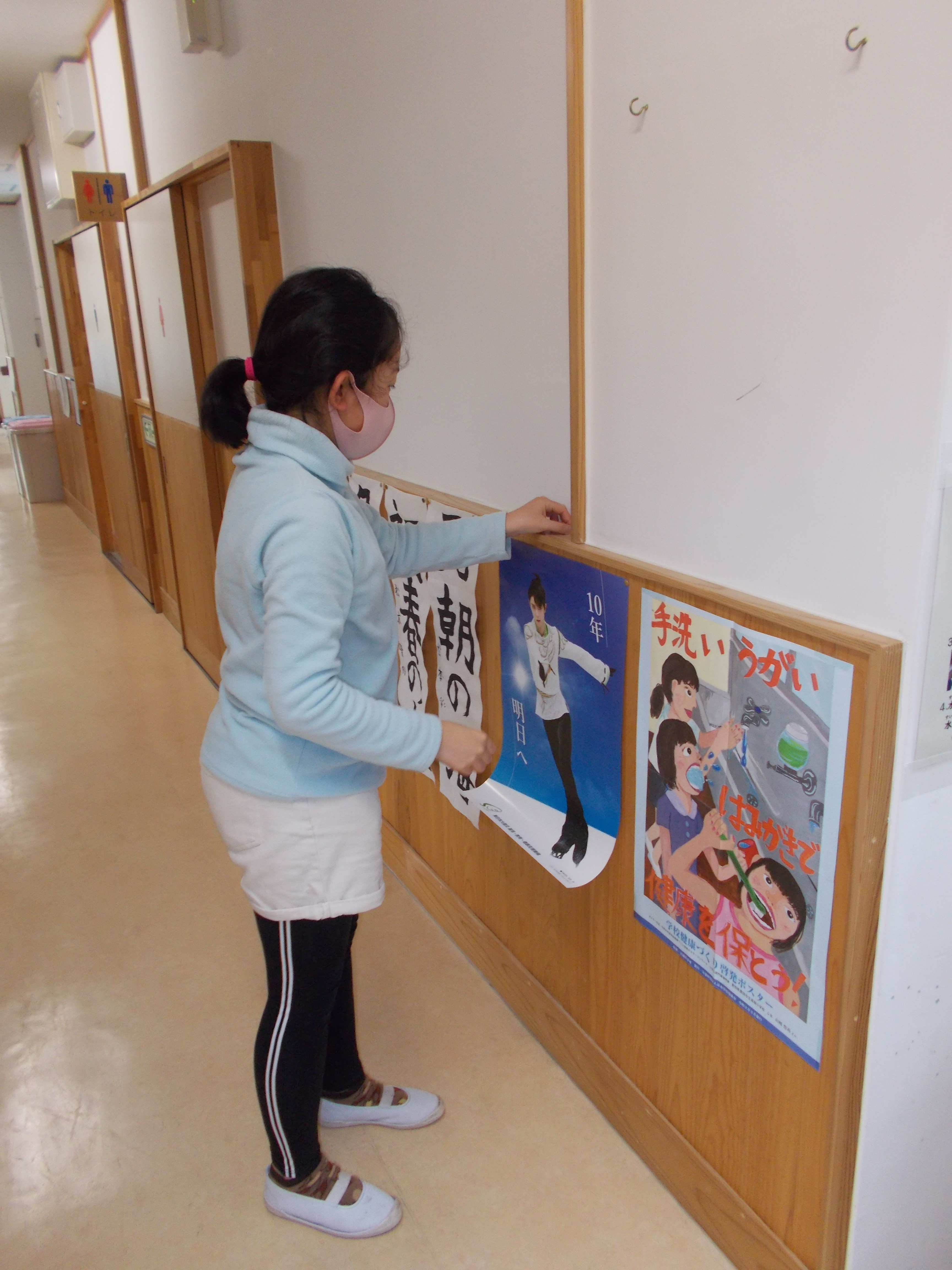 震災機構　福島県双葉郡　葛尾村立葛尾小学校に羽生結弦選手の復興支援ポスターが掲示されました！