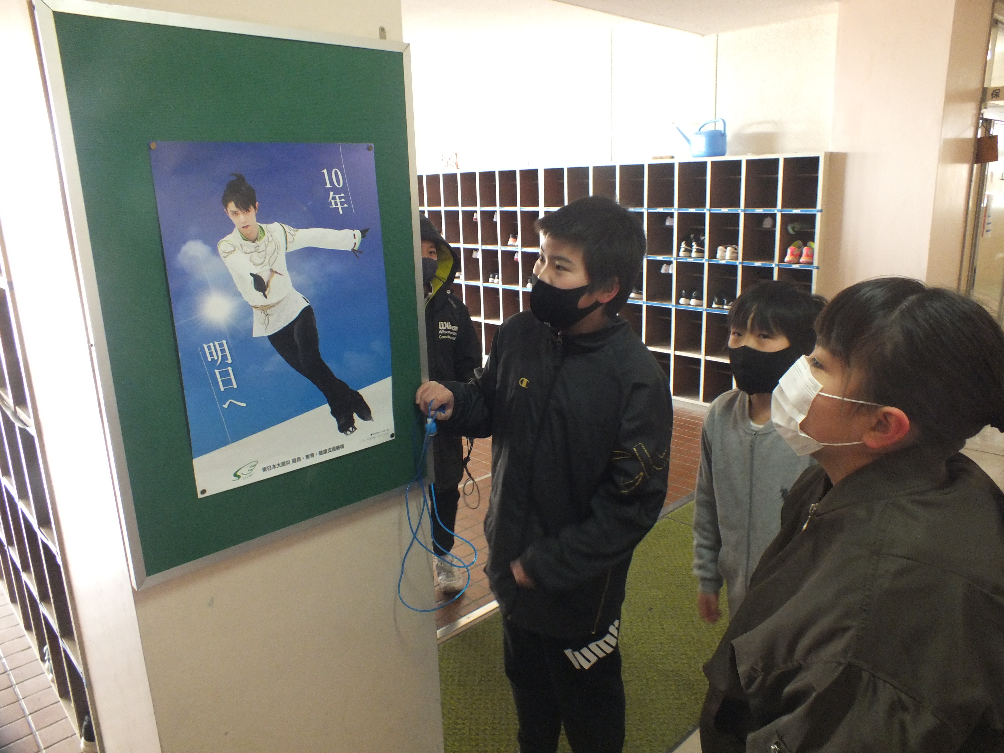 震災機構　羽生結弦選手ポスターが宮城県　岩沼市立玉浦小学校様に掲示されました！