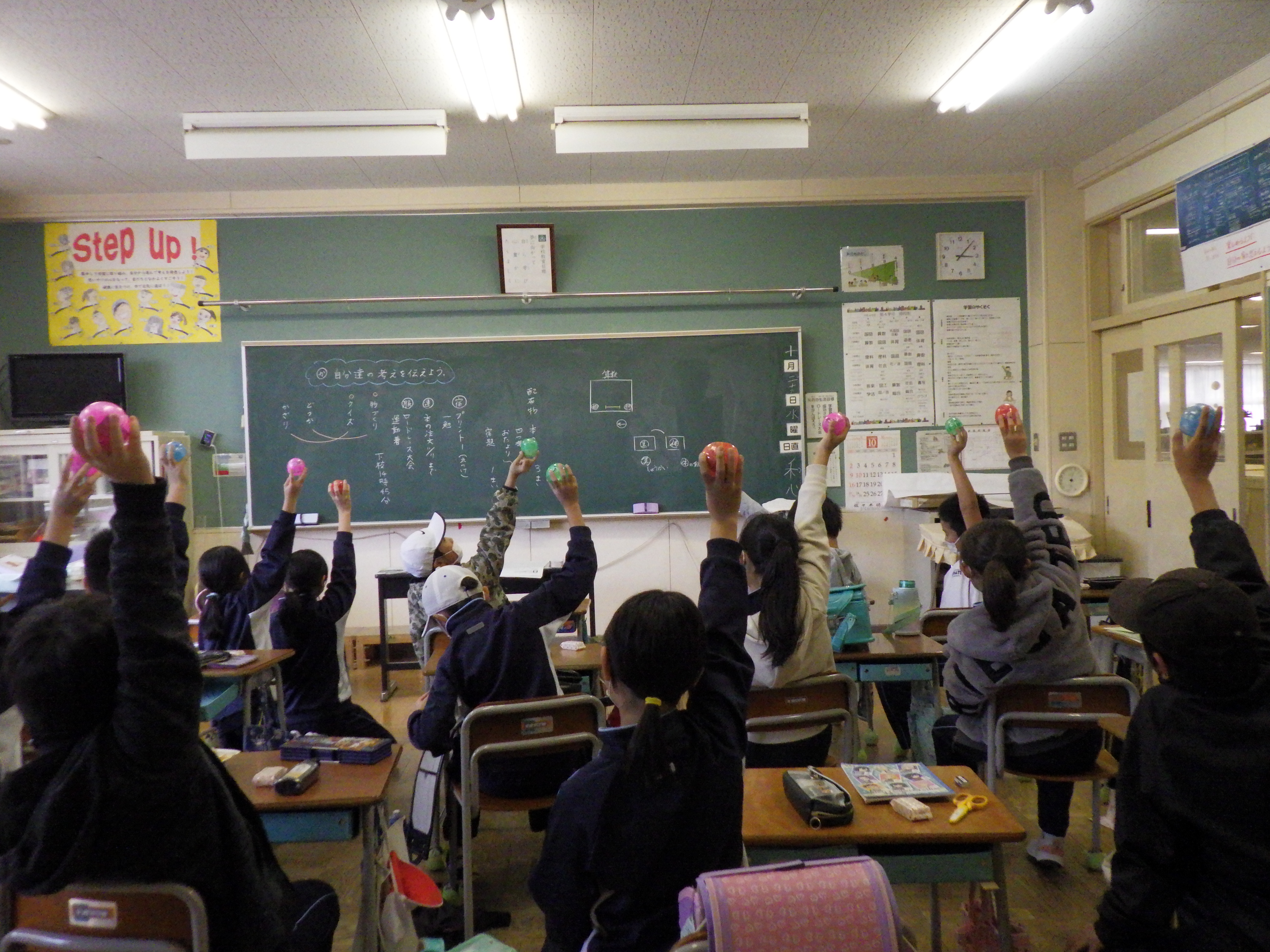 震災機構　岩手県宮古市立新里小学校様からガチャガチャのお礼が届く