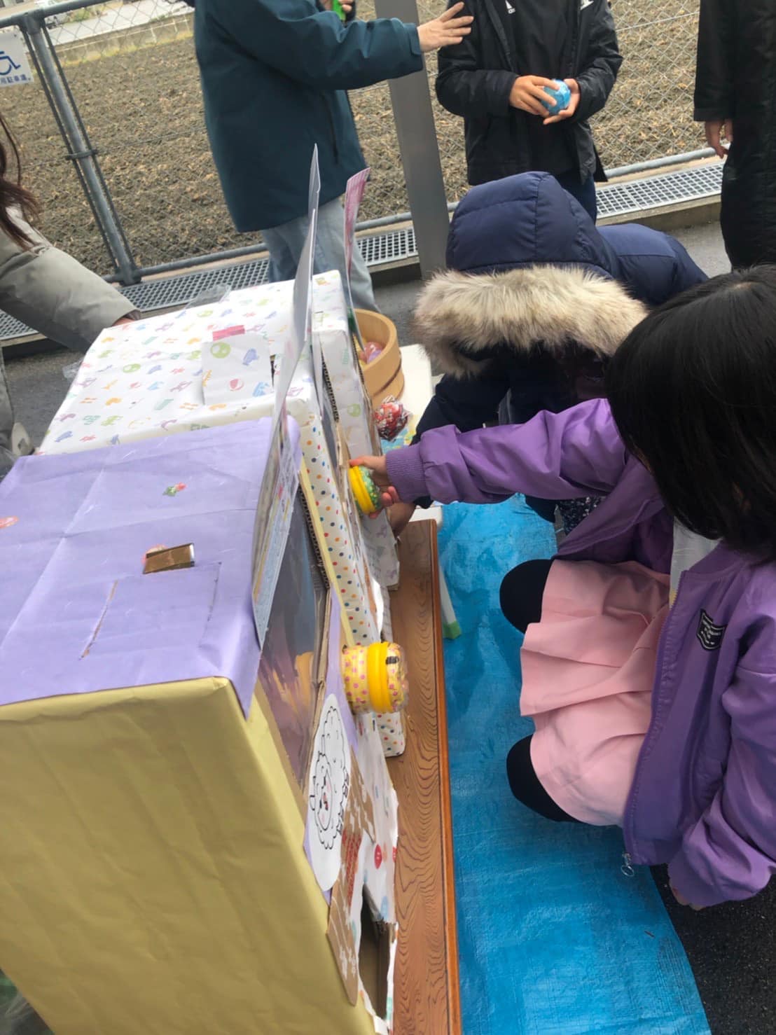 震災機構　福岡市のNPO法人さわら子どもひろば　さわら子ども食堂　様からガチャガチャのお礼と写真が届く