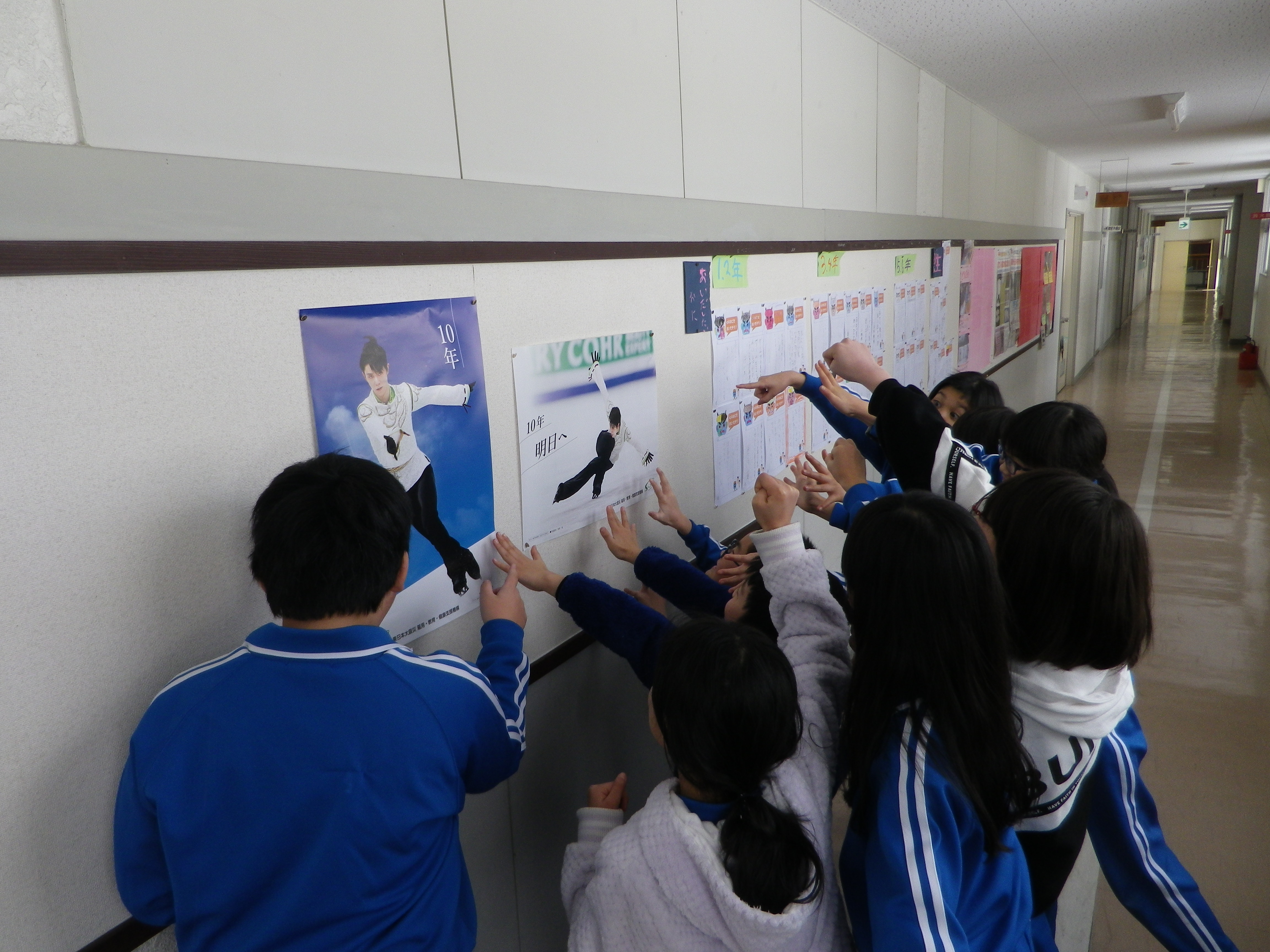 震災機構　羽生結弦選手の復興支援ポスターが福島県昭和村立昭和小学校に掲示されました！