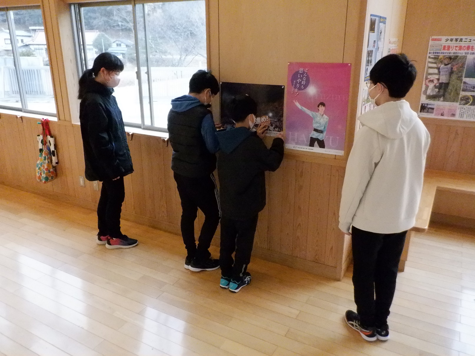 震災機構　羽生結弦選手の復興支援ポスターが　宮城県気仙沼市立月立小学校に掲示されました