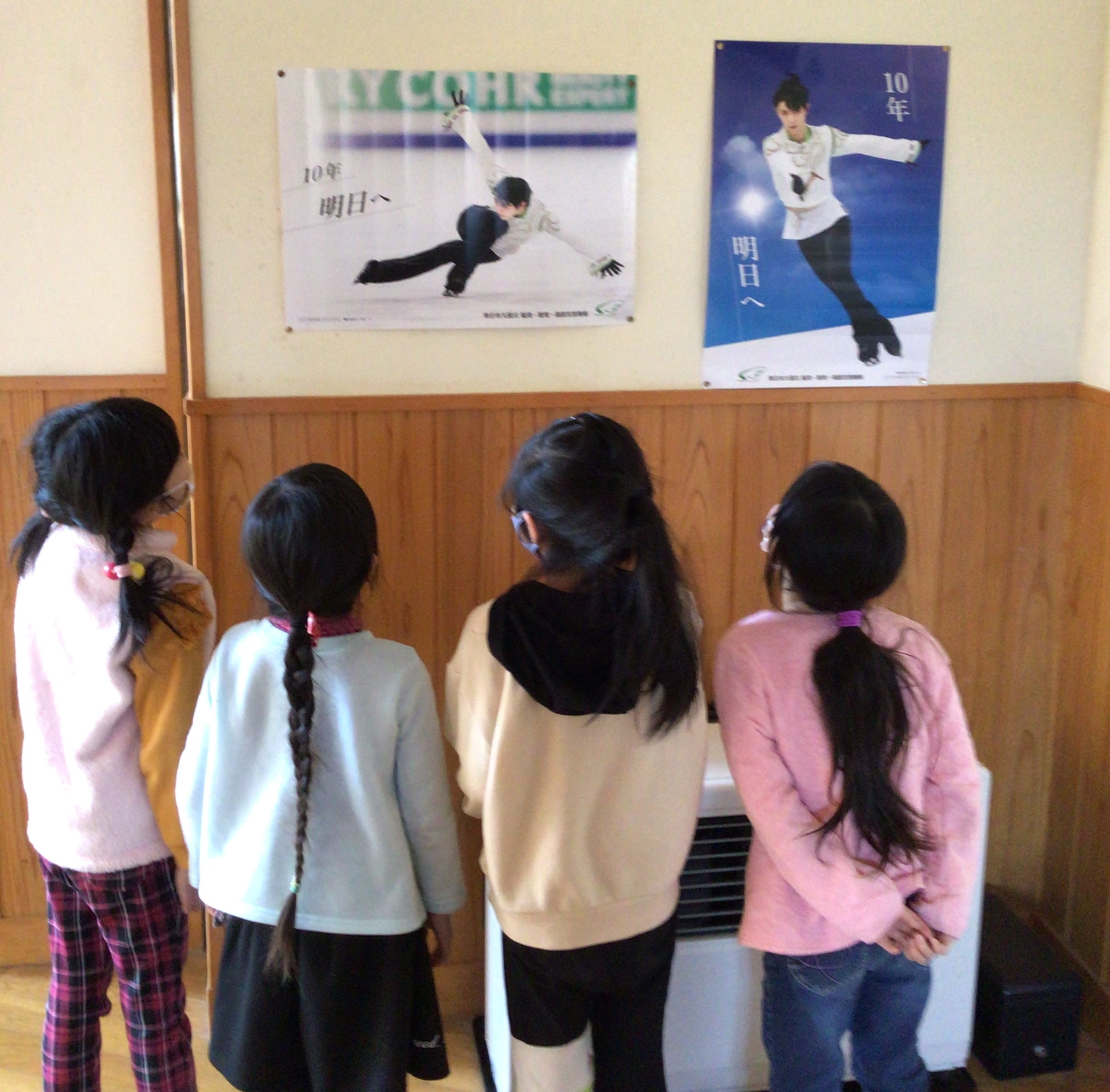 震災機構　宮城県気仙沼市立小泉小学校様に羽生結弦選手の復興支援ポスターが掲示されました！