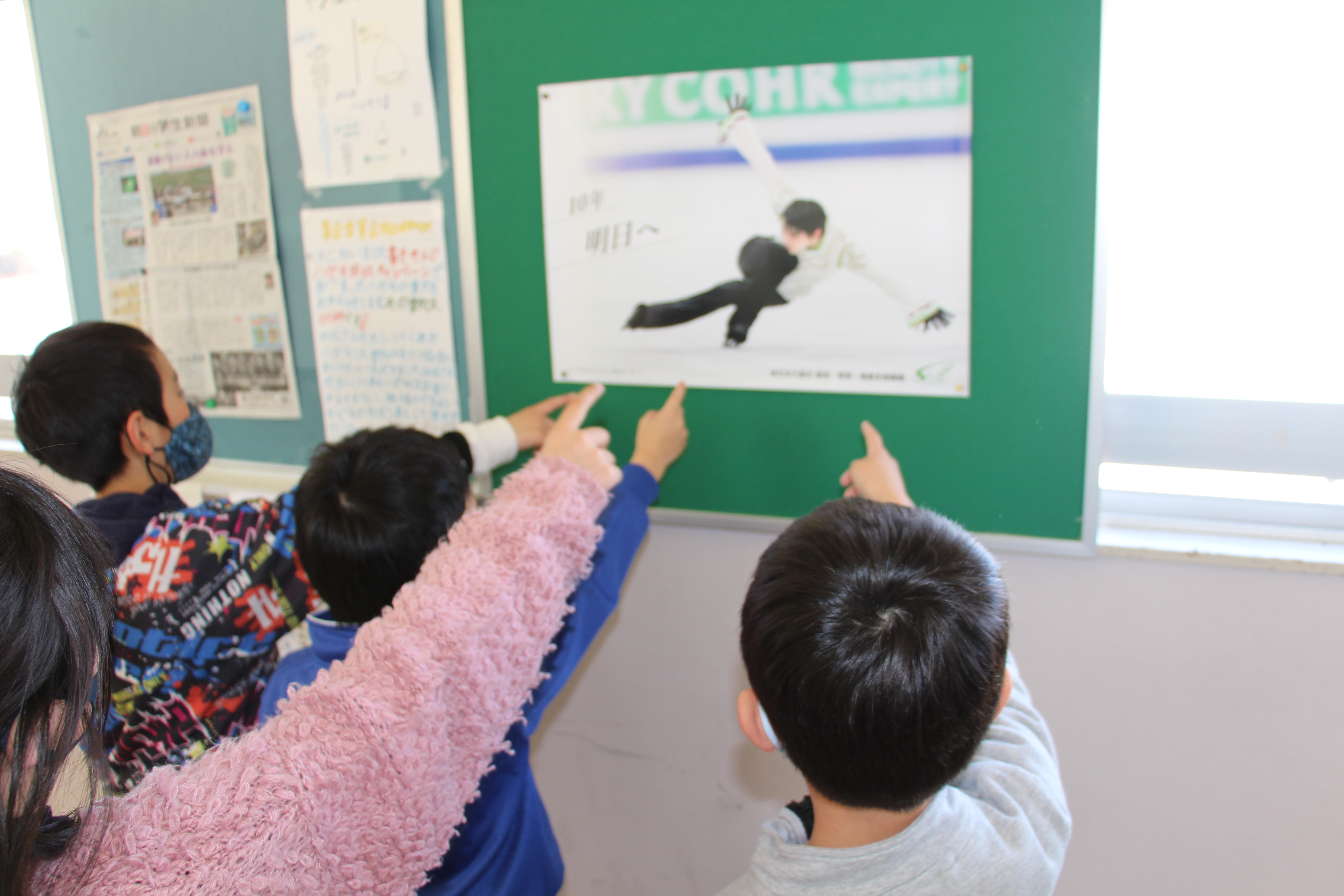 震災機構　福島県郡山市立穂積小学校様に羽生結弦選手の復興支援ポスターが掲示されました！